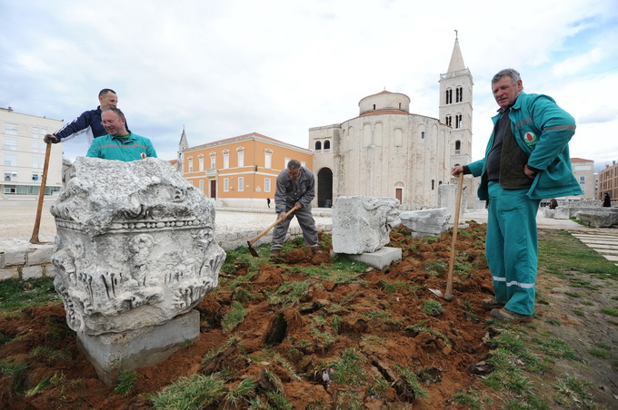 Zadar, 120313.
Radnici tvrtke Nasadi vrse radove obnove travnjaka na antickom Forumu ispred crkve svetog Donata.
Na fotografiji: radovi obnove travnjaka.
Foto: Luka Gerlanc / CROPIX Zadar, 120313.
Radnici tvrtke Nasadi vrse radove obnove travnjaka na antickom Forumu ispred crkve svetog Donata.
Na fotografiji: radovi obnove travnjaka.
Foto: Luka Gerlanc / CROPIX