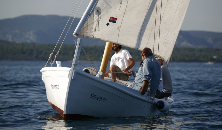 Betina, 150811.
9. Regata za dusu i tilo, regata tradicionalnih brodova na latinsko jedro
Na slici: redatelj i pisac Radovan Marcic na gajeti Luke Kalinica iz Zlarina
Foto: Bozo Vukicevic / CROPIX Betina, 150811.
9. Regata za dusu i tilo, regata tradicionalnih brodova na latinsko jedro
Na slici: redatelj i pisac Radovan Marcic na gajeti Luke Kalinica iz Zlarina
Foto: Bozo Vukicevic / CROPIX