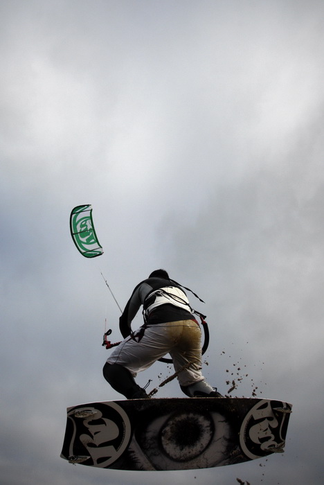 Nin, 150111.
Clanovi Kiteboarding kluba Spinaker iz Zadra na ninskoj plazi Zdrijac.
Foto: Jure Miskovic / CROPIX