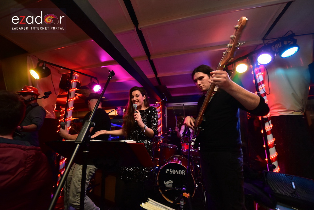 Tisuće Zadrana uživalo na krcatom Narodnom trgu i Tgu Petra Zoranića uz Tomislava Bralića i klapu Intrade Tisuće Zadrana uživalo na krcatom Narodnom trgu i Tgu Petra Zoranića uz Tomislava Bralića i klapu Intrade