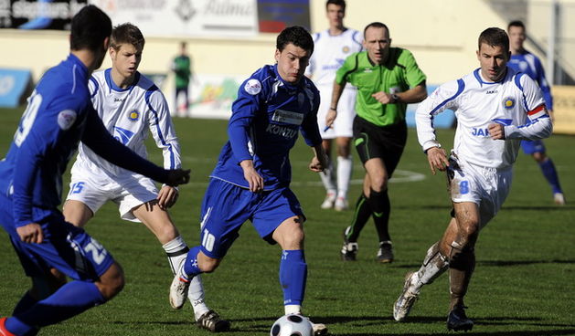 Sibenik, 270210.
Stadion na Subicevcu.
Nogometna utakmica T-com 1 HNL izmedju NK Sibenik – NK Zadar.
Na fotografiji: Mehmet Alispahic (Sibenik 10) izmedju igraca Zadra.
Foto: Niksa Stipanicev / CROPIX