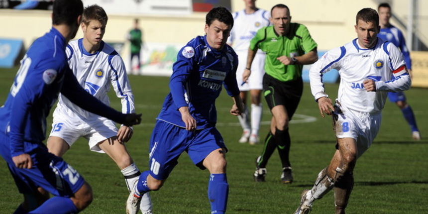 Sibenik, 270210.
Stadion na Subicevcu.
Nogometna utakmica T-com 1 HNL izmedju NK Sibenik – NK Zadar.
Na fotografiji: Mehmet Alispahic (Sibenik 10) izmedju igraca Zadra.
Foto: Niksa Stipanicev / CROPIX