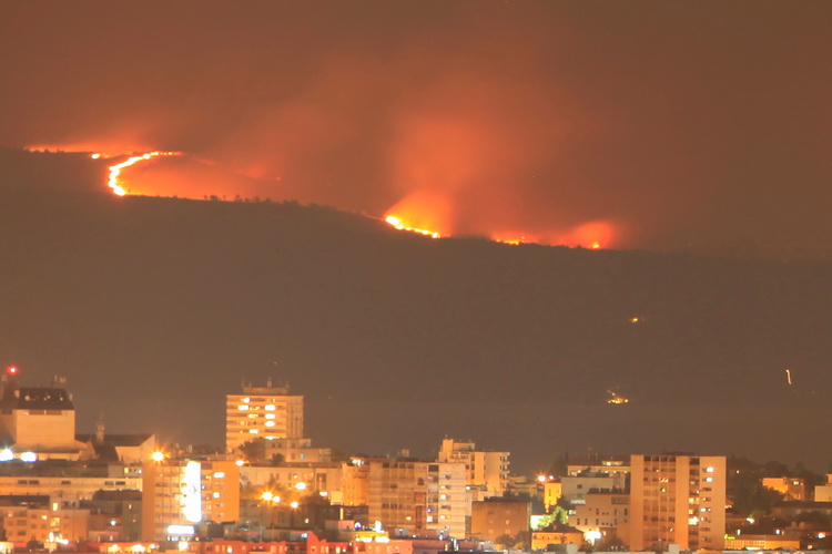 Kastel Sucurac, 140711.
Tjekom poslijepodneva na otoku Bracu izmedju Blace i Pothumlja planuo je veliki sumski pozar. Na slici pogled sa kozjaka iznad Kastel Sucurca na Split i opozareni Brac.
Foto: Zvonimir Barisin / CROPIX Kastel Sucurac, 140711.
Tjekom poslijepodneva na otoku Bracu izmedju Blace i Pothumlja planuo je veliki sumski pozar. Na slici pogled sa kozjaka iznad Kastel Sucurca na Split i opozareni Brac.
Foto: Zvonimir Barisin / CROPIX