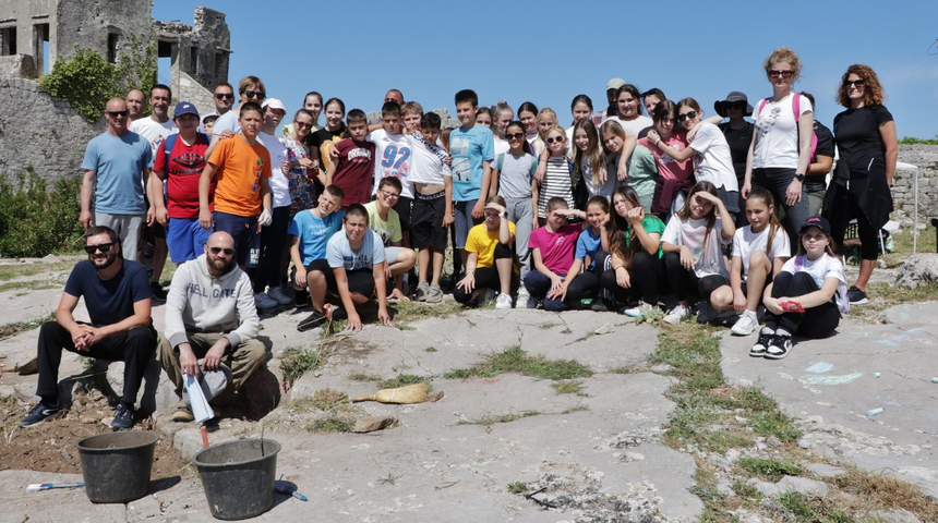 Učenici pronašli mali arheološki nalaz Učenici pronašli mali arheološki nalaz