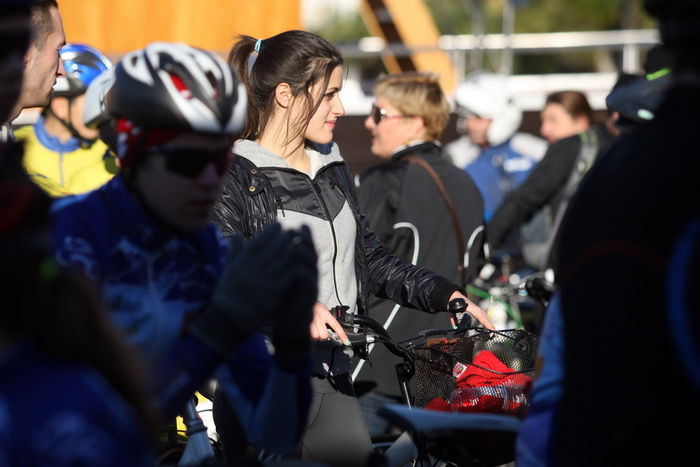 Zadar, 291212.
Bozicna biciklijada na relaciji Zadar – Vir, koja je bila najavljena za srijedu 26. prosinca te odgodjena uslijed kisnog vremena, krenula je jutros s Branimirove obale u 10 sati.
Na slici detalj sa biciklijade.
Foto: Jure Miskovic / CROPIX Zadar, 291212.
Bozicna biciklijada na relaciji Zadar – Vir, koja je bila najavljena za srijedu 26. prosinca te odgodjena uslijed kisnog vremena, krenula je jutros s Branimirove obale u 10 sati.
Na slici detalj sa biciklijade.
Foto: Jure Miskovic / CROPIX