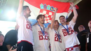 Zadrani na Forumu priredili spektakularan doček za svoje Vatrene Zadrani na Forumu priredili spektakularan doček za svoje Vatrene