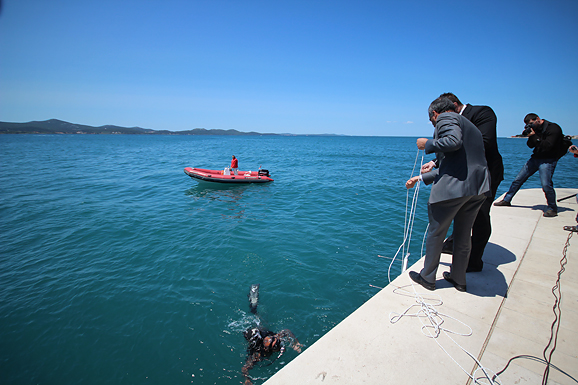 Svečanost polaganja J. Y. Costeau memorijalne ploče na Morskim orguljama