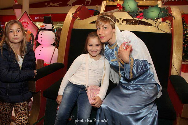 Sv. Luce razveselila mališane u Supernova centru, Foto: Iva Perinčić Sv. Luce razveselila mališane u Supernova centru, Foto: Iva Perinčić