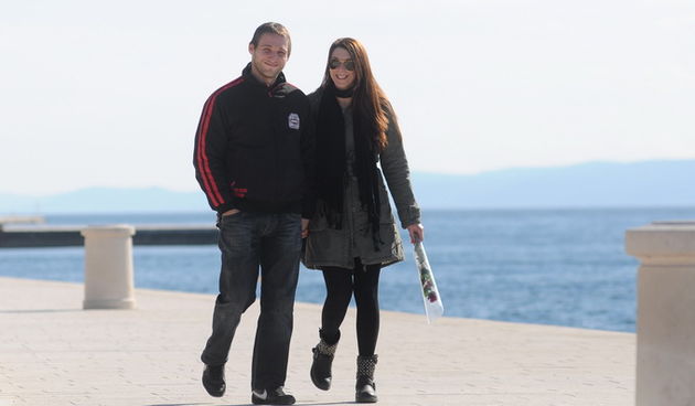 Zadar, 140213.
Zaljubljeni mladi parovi i djevojke sa ruzama u ruci, cest su prizor na zadarsim ulicama na dan Valentinova.
Na fotografiji: par u setnji gradom.
Foto: Luka Gerlanc / CROPIX