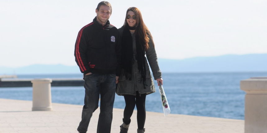 Zadar, 140213.
Zaljubljeni mladi parovi i djevojke sa ruzama u ruci, cest su prizor na zadarsim ulicama na dan Valentinova.
Na fotografiji: par u setnji gradom.
Foto: Luka Gerlanc / CROPIX Zadar, 140213.
Zaljubljeni mladi parovi i djevojke sa ruzama u ruci, cest su prizor na zadarsim ulicama na dan Valentinova.
Na fotografiji: par u setnji gradom.
Foto: Luka Gerlanc / CROPIX