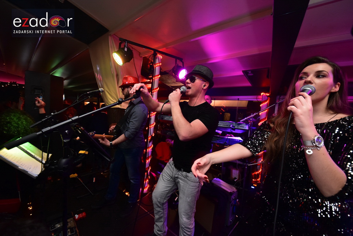 Tisuće Zadrana uživalo na krcatom Narodnom trgu i Tgu Petra Zoranića uz Tomislava Bralića i klapu Intrade Tisuće Zadrana uživalo na krcatom Narodnom trgu i Tgu Petra Zoranića uz Tomislava Bralića i klapu Intrade