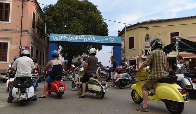Vespaši zauzeli Biograd, foto: Vinko Pešić