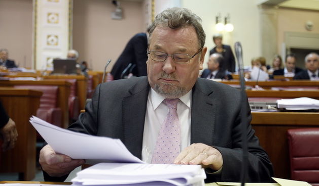 Zagreb, 271010.
Sabor, Markov trg.
Sjednica Sabora s temom povjerenje Hrvatskoj vladi.
Na slici: Vladimir Seks.
Foto: Goran Mehkek / CROPIX