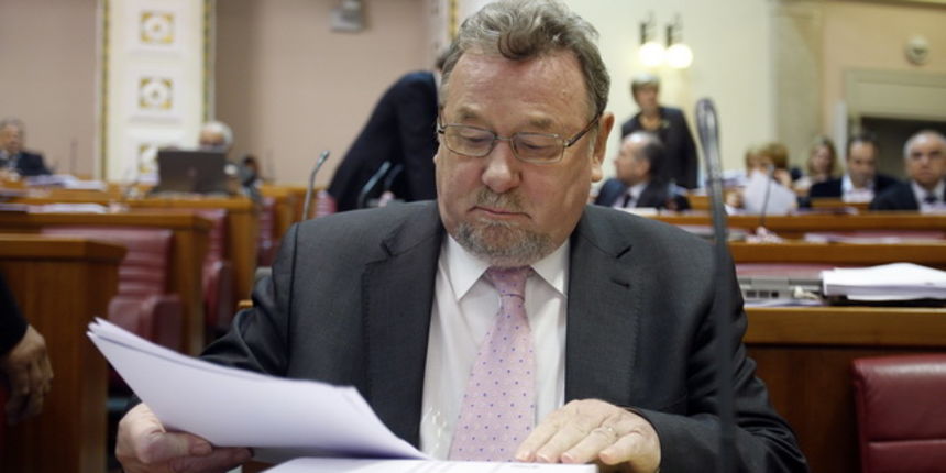 Zagreb, 271010.
Sabor, Markov trg.
Sjednica Sabora s temom povjerenje Hrvatskoj vladi.
Na slici: Vladimir Seks.
Foto: Goran Mehkek / CROPIX Zagreb, 271010.
Sabor, Markov trg.
Sjednica Sabora s temom povjerenje Hrvatskoj vladi.
Na slici: Vladimir Seks.
Foto: Goran Mehkek / CROPIX