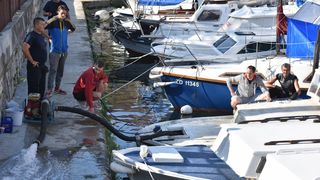 U gradskoj luci Foša u tijeku je izvlačenje potopljenih brodica