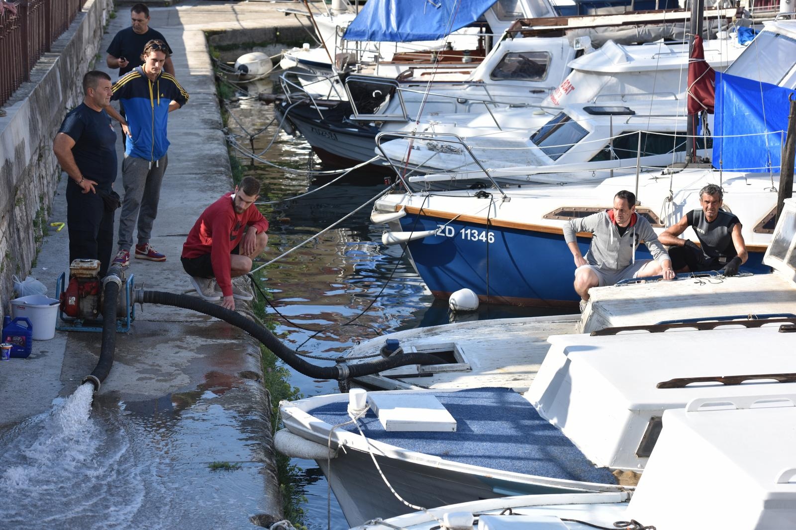 U gradskoj luci Foša u tijeku je izvlačenje potopljenih brodica