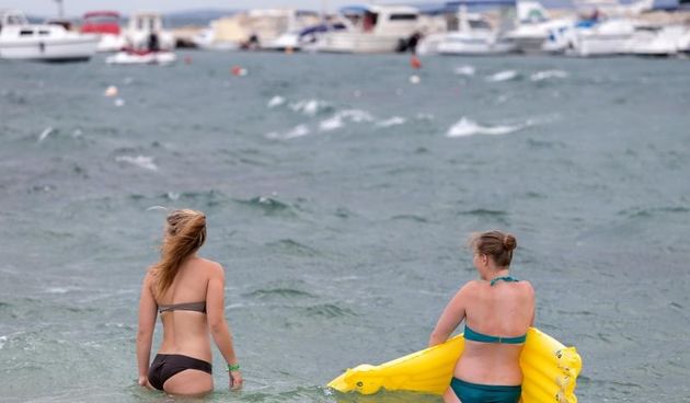 Lose vrijeme praceno vjetrom i valovima na kratko je ispraznilo inace krcatu plazu Lucica na otoku Viru. Oni najzeljniji mora ipak su se odlucili na kupanje Photo: Davor Puklavec/PIXSELL