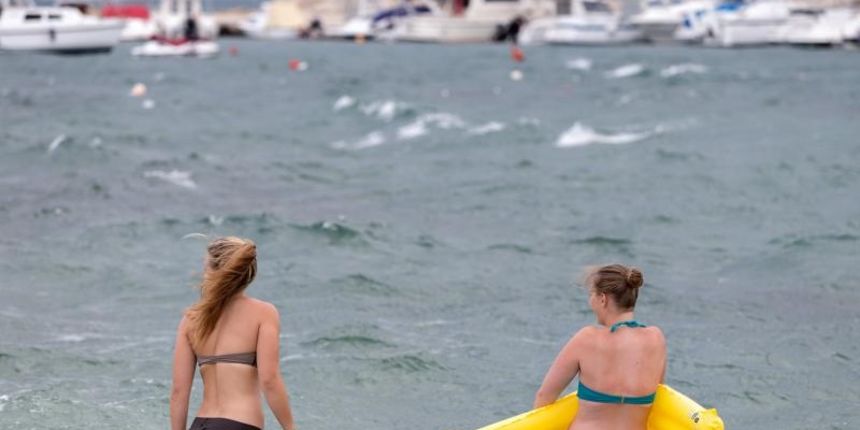 Lose vrijeme praceno vjetrom i valovima na kratko je ispraznilo inace krcatu plazu Lucica na otoku Viru. Oni najzeljniji mora ipak su se odlucili na kupanje Photo: Davor Puklavec/PIXSELL Lose vrijeme praceno vjetrom i valovima na kratko je ispraznilo inace krcatu plazu Lucica na otoku Viru. Oni najzeljniji mora ipak su se odlucili na kupanje Photo: Davor Puklavec/PIXSELL