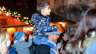 Deset tisuća posjetitelja uživalo u otvorenju Adventa u Zadru- koncertu Ivana Zaka i vatrometu