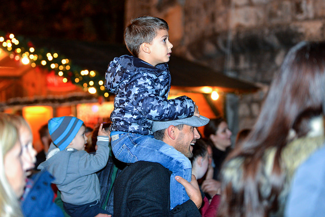 Deset tisuća posjetitelja uživalo u otvorenju Adventa u Zadru- koncertu Ivana Zaka i vatrometu