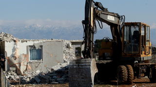 Vir, 190213.
Otok Vir. 
Kao sto je i najavljeno, pocelo je rusenje ilegalnih objekata. Polazisna tocka bagera je otok Vir na kojem je oko 8.000 bespravno izgradjenih objekata. Nesto prije 9 sati prvi je bager stigao na taj otok. Policija asistira na podru
