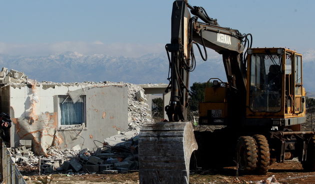 Vir, 190213.
Otok Vir. 
Kao sto je i najavljeno, pocelo je rusenje ilegalnih objekata. Polazisna tocka bagera je otok Vir na kojem je oko 8.000 bespravno izgradjenih objekata. Nesto prije 9 sati prvi je bager stigao na taj otok. Policija asistira na podru