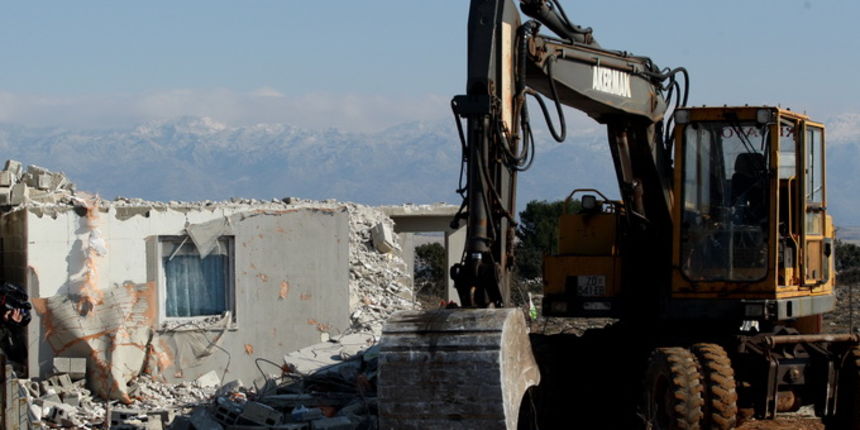 Vir, 190213.
Otok Vir.
Kao sto je i najavljeno, pocelo je rusenje ilegalnih objekata. Polazisna tocka bagera je otok Vir na kojem je oko 8.000 bespravno izgradjenih objekata. Nesto prije 9 sati prvi je bager stigao na taj otok. Policija asistira na podru Vir, 190213.
Otok Vir.
Kao sto je i najavljeno, pocelo je rusenje ilegalnih objekata. Polazisna tocka bagera je otok Vir na kojem je oko 8.000 bespravno izgradjenih objekata. Nesto prije 9 sati prvi je bager stigao na taj otok. Policija asistira na podru