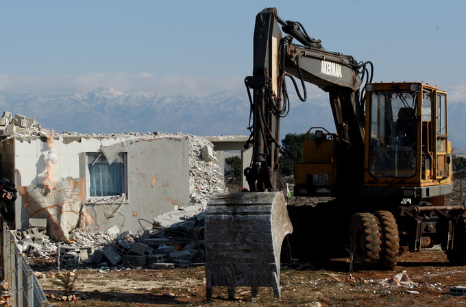 Vir, 190213.
Otok Vir. 
Kao sto je i najavljeno, pocelo je rusenje ilegalnih objekata. Polazisna tocka bagera je otok Vir na kojem je oko 8.000 bespravno izgradjenih objekata. Nesto prije 9 sati prvi je bager stigao na taj otok. Policija asistira na podru