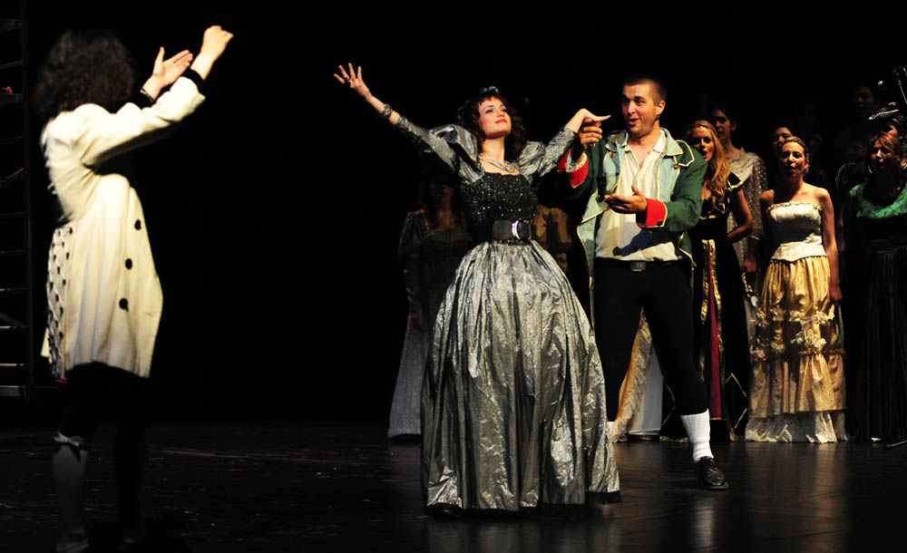 Zadar, 15.06.2013. snimio: Nenad Marčev
Gimnazija Vladimira Nazora Zadar i prijatelji
Andrew Lloyd Webber
Fantom u Operi
Redatelj Milena Dundov
Umjetnička voditeljica Iva Mustać Klarić
Nastupili učenici škole i prijatelji
Dvorana HNK Zadar Zadar, 15.06.2013. snimio: Nenad Marčev
Gimnazija Vladimira Nazora Zadar i prijatelji
Andrew Lloyd Webber
Fantom u Operi
Redatelj Milena Dundov
Umjetnička voditeljica Iva Mustać Klarić
Nastupili učenici škole i prijatelji
Dvorana HNK Zadar