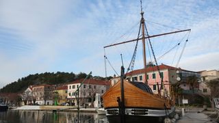 Skradin romantičan mediteranski grad na desnoj obali rijeke Krke Skradin romantičan mediteranski grad na desnoj obali rijeke Krke