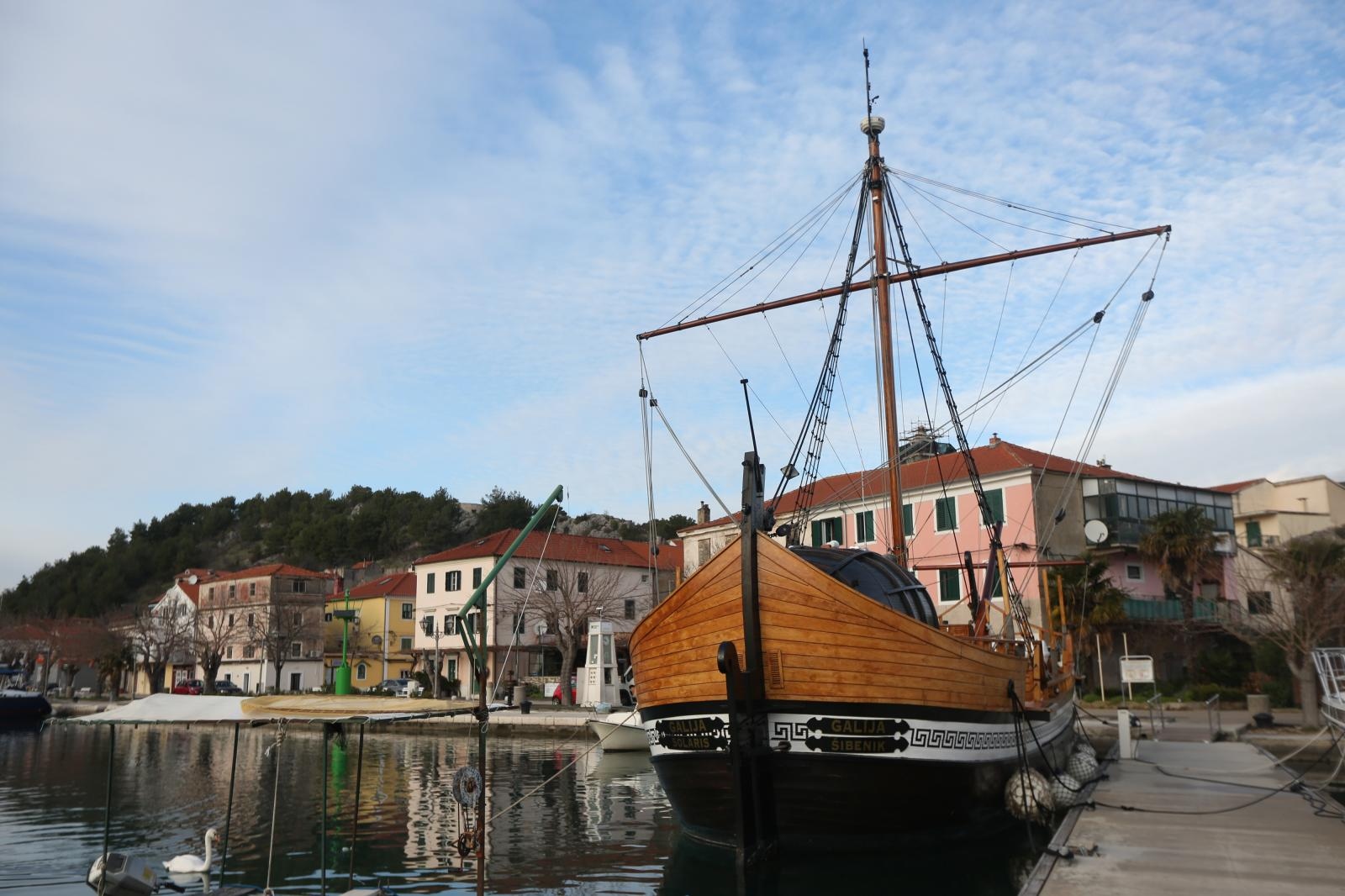 Skradin romantičan mediteranski grad na desnoj obali rijeke Krke Skradin romantičan mediteranski grad na desnoj obali rijeke Krke