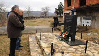 Ervenik: Na obiteljskoj grobnici obilježena 23. obljetnica stradanja obitelji Čengić, foto: Hrvoje Jelavić/PIXSELL