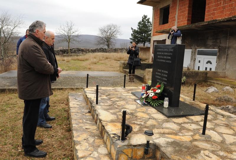 Ervenik: Na obiteljskoj grobnici obilježena 23. obljetnica stradanja obitelji Čengić, foto: Hrvoje Jelavić/PIXSELL