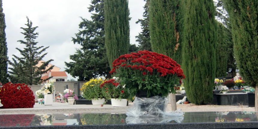 Usprkos jakom jugu, gradsko groblje Belafuza danas je zasjalo toplim bojama cvijeca i svijeca kojima su gradjani ukrasili posljednja pocivalista svojih najdrazih, Foto: Mladen Malik Usprkos jakom jugu, gradsko groblje Belafuza danas je zasjalo toplim bojama cvijeca i svijeca kojima su gradjani ukrasili posljednja pocivalista svojih najdrazih, Foto: Mladen Malik