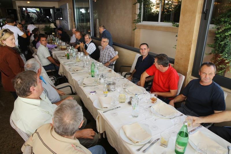 Zadar – Poznati zadarski ugostitelj Erik Pavin na rucak je pozvao djelatnike Cistoce koji su mogli gustati u vrhunskom ribljem meniju. Photo: Filip Brala/PIXSEL Zadar – Poznati zadarski ugostitelj Erik Pavin na rucak je pozvao djelatnike Cistoce koji su mogli gustati u vrhunskom ribljem meniju. Photo: Filip Brala/PIXSEL