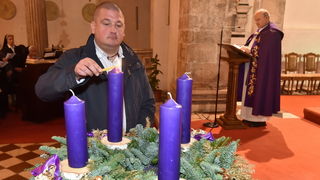 Upaljene prve adventske svijeće u crkvi sv. Šime i na Trgu Petra Zoranića