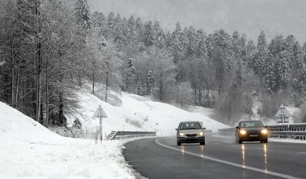 Delnice, 301112.
Na podrucju Gorskog kotara od jucer navecer pada snijeg. Za sada nije prouzrocio vecih problema u prometu, a zbog jake bure dionica autoceste Rijeka – Zagreb od Kikovice do Delnica otvorena je samo za osobna vozila. U Delnicama je jutros