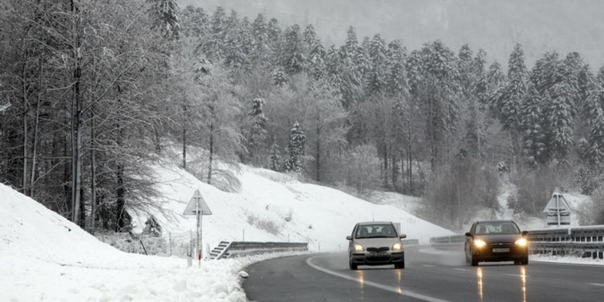 Delnice, 301112.
Na podrucju Gorskog kotara od jucer navecer pada snijeg. Za sada nije prouzrocio vecih problema u prometu, a zbog jake bure dionica autoceste Rijeka – Zagreb od Kikovice do Delnica otvorena je samo za osobna vozila. U Delnicama je jutros Delnice, 301112.
Na podrucju Gorskog kotara od jucer navecer pada snijeg. Za sada nije prouzrocio vecih problema u prometu, a zbog jake bure dionica autoceste Rijeka – Zagreb od Kikovice do Delnica otvorena je samo za osobna vozila. U Delnicama je jutros