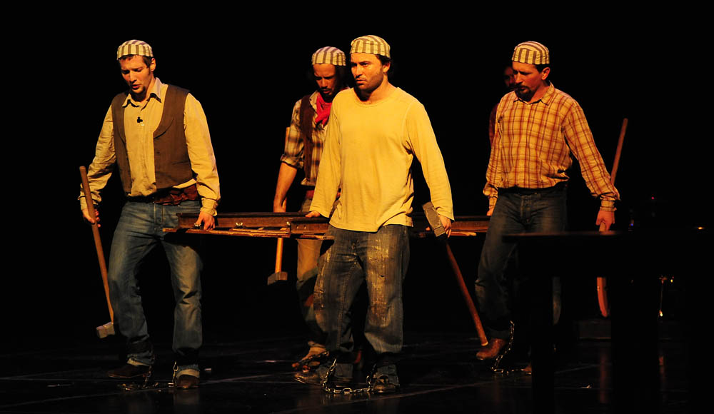 Zadar, 21.01.2013. snimio: Nenad Marčev
TEATAR EXIT, Zagreb
Saša Anočić
KAUBOJI
redatelj: Saša Anočić
igraju: Živko Anočić, Matija Antolić,
Hrvoje Barišić, Krunoslav Klabučar,
Rakan Rushaidat, Radovan Ruždjak i Ivana Rushaidat
izvan pre Zadar, 21.01.2013. snimio: Nenad Marčev
TEATAR EXIT, Zagreb
Saša Anočić
KAUBOJI
redatelj: Saša Anočić
igraju: Živko Anočić, Matija Antolić,
Hrvoje Barišić, Krunoslav Klabučar,
Rakan Rushaidat, Radovan Ruždjak i Ivana Rushaidat
izvan pre