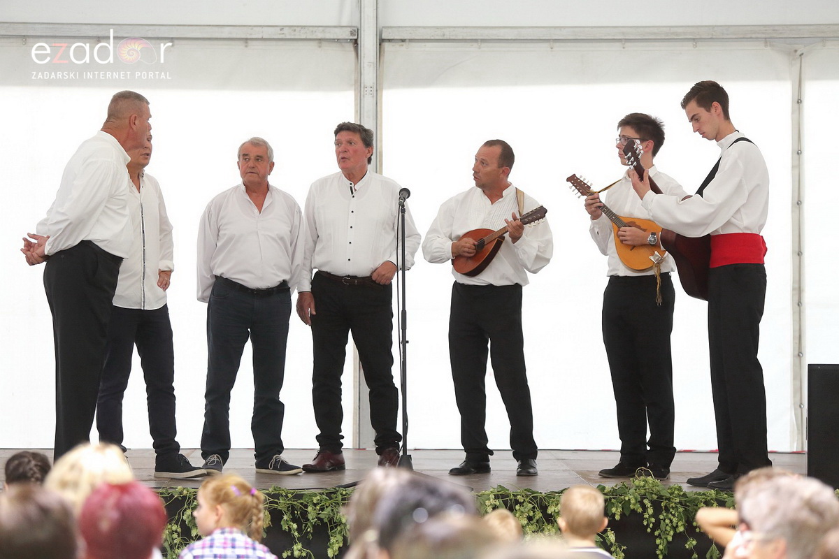 Bibinjci gradišćanskim Hrvatima darovali 1.82 metara visok kip sv. Roka Bibinjci gradišćanskim Hrvatima darovali 1.82 metara visok kip sv. Roka