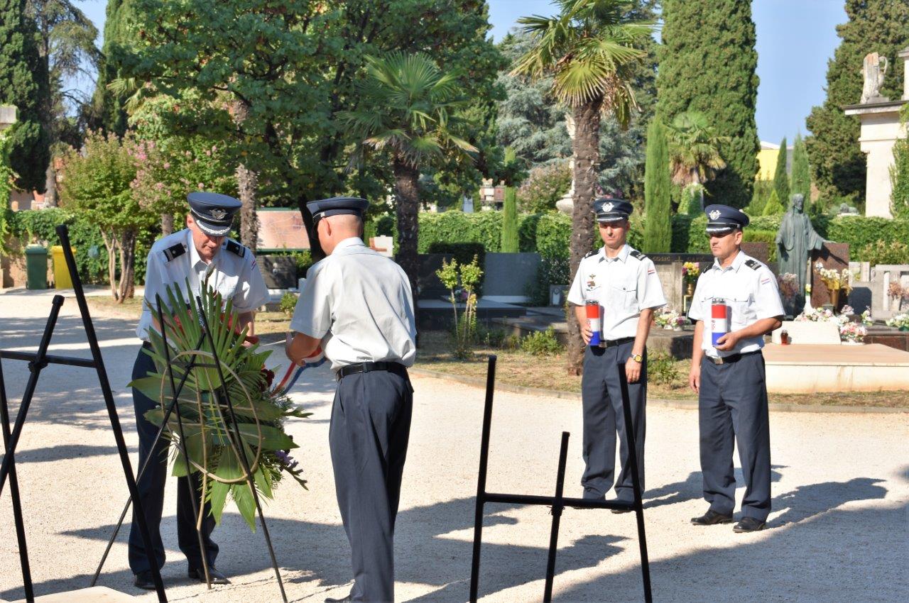 Povodom Dana pobjede kod središnjeg križa na Gradskom groblju položeni vijenci Povodom Dana pobjede kod središnjeg križa na Gradskom groblju položeni vijenci