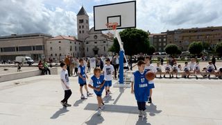 Hrvatska se sjeća košarkaške legende Krešimira Ćosića koji nas je prerano napustio prije 20 godina. Svečanom večerom u Falkensteinerovom hotelu Iadera u Petrčanima, obitelj Krešimira Ćosića – supruga Ljerka, kćerke Ana i Iva te sin Petar Krešimir, brojni Hrvatska se sjeća košarkaške legende Krešimira Ćosića koji nas je prerano napustio prije 20 godina. Svečanom večerom u Falkensteinerovom hotelu Iadera u Petrčanima, obitelj Krešimira Ćosića – supruga Ljerka, kćerke Ana i Iva te sin Petar Krešimir, brojni