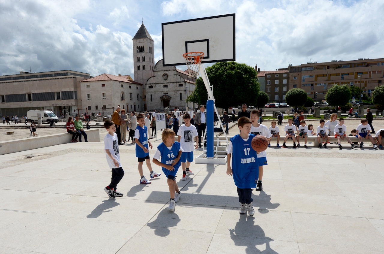 Hrvatska se sjeća košarkaške legende Krešimira Ćosića koji nas je prerano napustio prije 20 godina. Svečanom večerom u Falkensteinerovom hotelu Iadera u Petrčanima, obitelj Krešimira Ćosića – supruga Ljerka, kćerke Ana i Iva te sin Petar Krešimir, brojni Hrvatska se sjeća košarkaške legende Krešimira Ćosića koji nas je prerano napustio prije 20 godina. Svečanom večerom u Falkensteinerovom hotelu Iadera u Petrčanima, obitelj Krešimira Ćosića – supruga Ljerka, kćerke Ana i Iva te sin Petar Krešimir, brojni