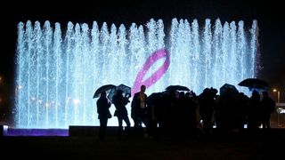 Zagreb: Fontane osvjetljene ružicastom bojom kao podrška oboljelima od rak. Photo: Igor Kralj/PIXSELL Zagreb: Fontane osvjetljene ružicastom bojom kao podrška oboljelima od rak. Photo: Igor Kralj/PIXSELL