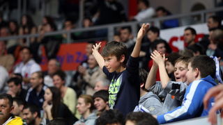 Zadar, 090313.
Dvorana Kresimira Cosica.
Utakmica 24.kola ABA lige, KK Zadar – KK Radnicki.
Na fotografiji: detalj sa tribine.
Foto: Jure Miskovic / CROPIX Zadar, 090313.
Dvorana Kresimira Cosica.
Utakmica 24.kola ABA lige, KK Zadar – KK Radnicki.
Na fotografiji: detalj sa tribine.
Foto: Jure Miskovic / CROPIX