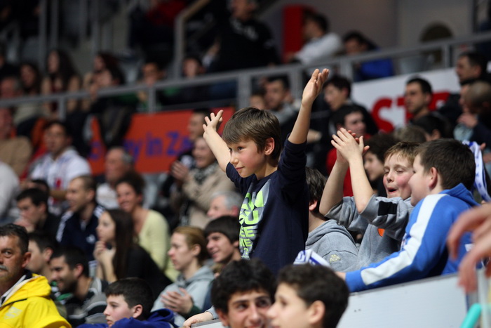 Zadar, 090313.
Dvorana Kresimira Cosica.
Utakmica 24.kola ABA lige, KK Zadar – KK Radnicki.
Na fotografiji: detalj sa tribine.
Foto: Jure Miskovic / CROPIX Zadar, 090313.
Dvorana Kresimira Cosica.
Utakmica 24.kola ABA lige, KK Zadar – KK Radnicki.
Na fotografiji: detalj sa tribine.
Foto: Jure Miskovic / CROPIX