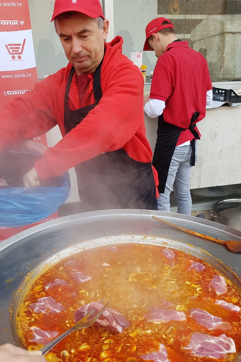 Turopoljsko srce srcu Zadra: Buševačke delicije i folklorni program na Forumu