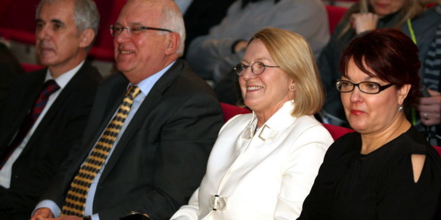 Zadar, 010312.
Danas je u Kazalistu lutaka Zadar svecano obiljezeno 150 godina postojanja novine Narodni list.
Na fotografiji: zadarski zupan Stipe Zrilic, gradonacelnik Zvonimir Vrancic, vlasnica Narodnog lista Novela Skulic i glavna urednica Narodnog Zadar, 010312.
Danas je u Kazalistu lutaka Zadar svecano obiljezeno 150 godina postojanja novine Narodni list.
Na fotografiji: zadarski zupan Stipe Zrilic, gradonacelnik Zvonimir Vrancic, vlasnica Narodnog lista Novela Skulic i glavna urednica Narodnog