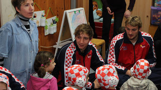 Da hrvatske zlatne Barakude imaju veliko srce pokazali su već prvog dana boravka u Zadru. Posjetili su mališane DV Latica i donijeli im prigodne poklone – vaterpolo kapice hrvatske reprezentacije. Mališani i njihove tete s oduševljenjem su dočekali svoje