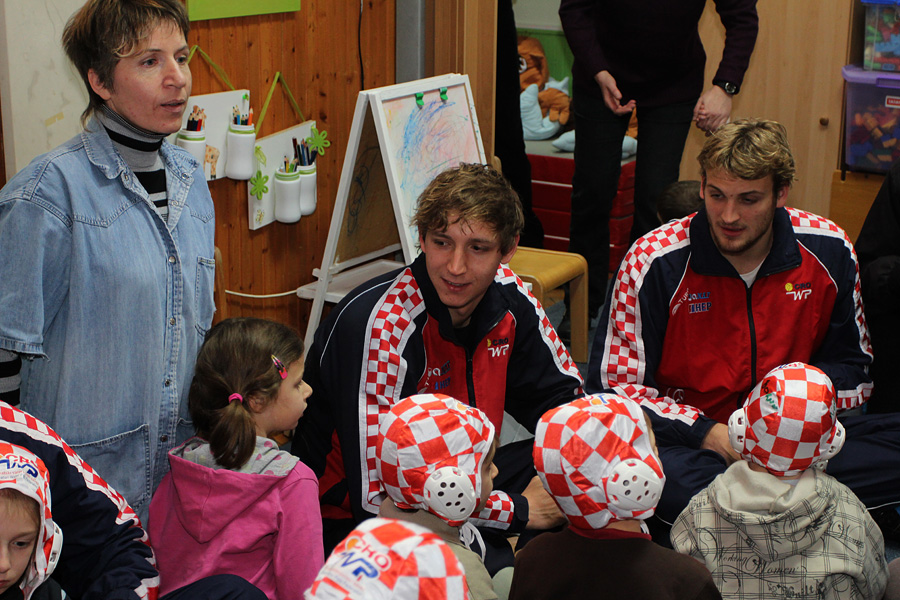 Da hrvatske zlatne Barakude imaju veliko srce pokazali su već prvog dana boravka u Zadru. Posjetili su mališane DV Latica i donijeli im prigodne poklone – vaterpolo kapice hrvatske reprezentacije. Mališani i njihove tete s oduševljenjem su dočekali svoje